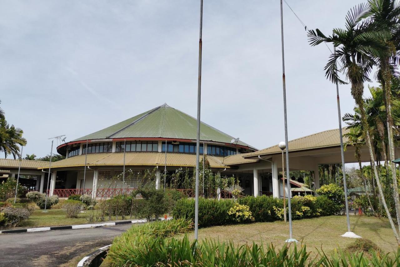 Oyo 89972 Borneo Paradise Beach Hotel Kinarut Exterior photo