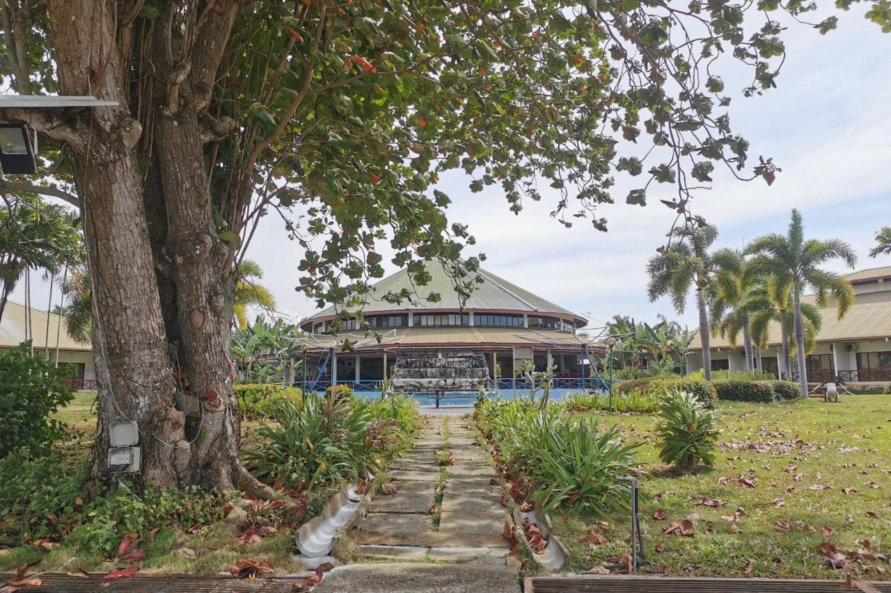 Oyo 89972 Borneo Paradise Beach Hotel Kinarut Exterior photo