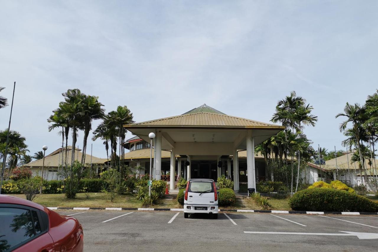 Oyo 89972 Borneo Paradise Beach Hotel Kinarut Exterior photo