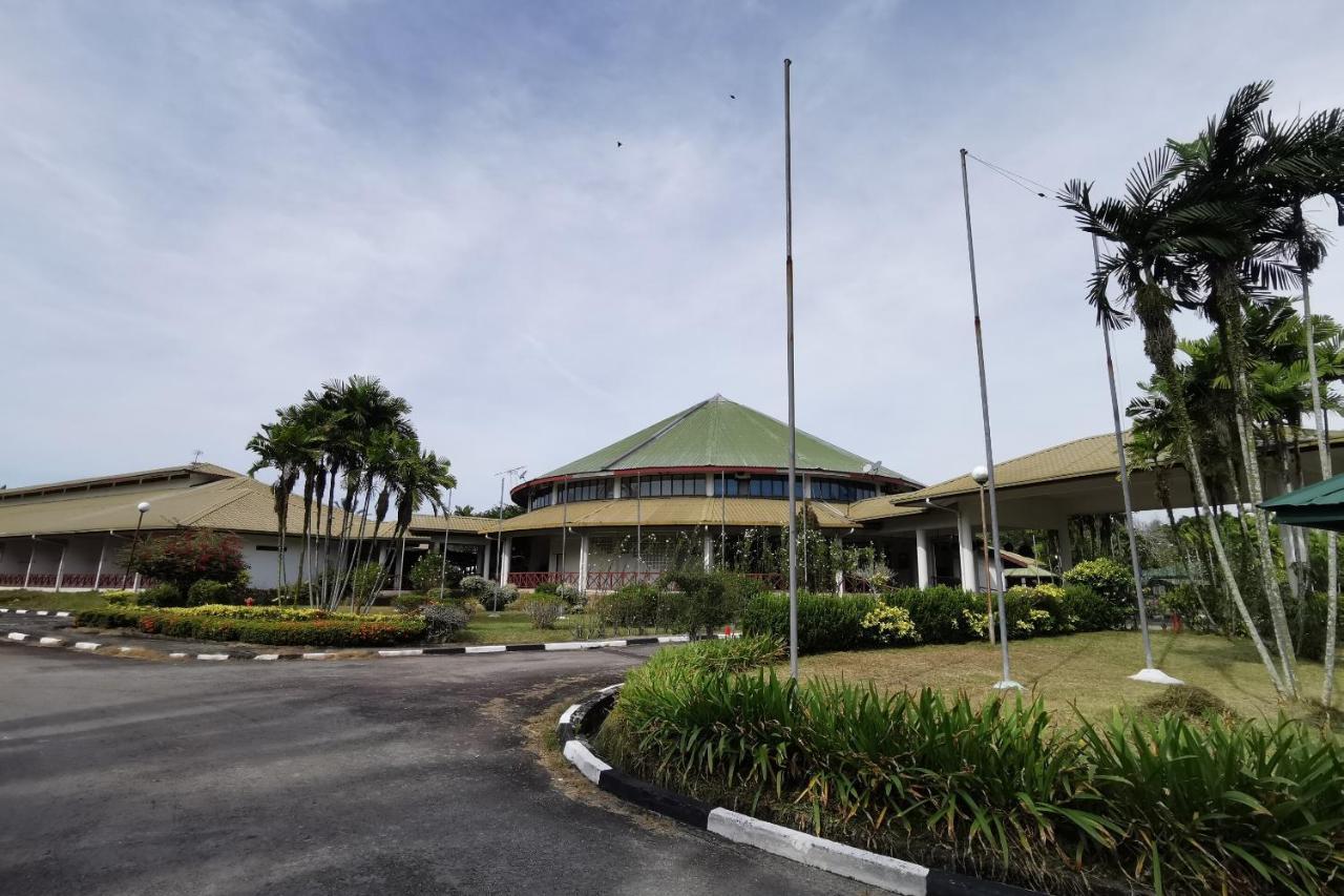 Oyo 89972 Borneo Paradise Beach Hotel Kinarut Exterior photo
