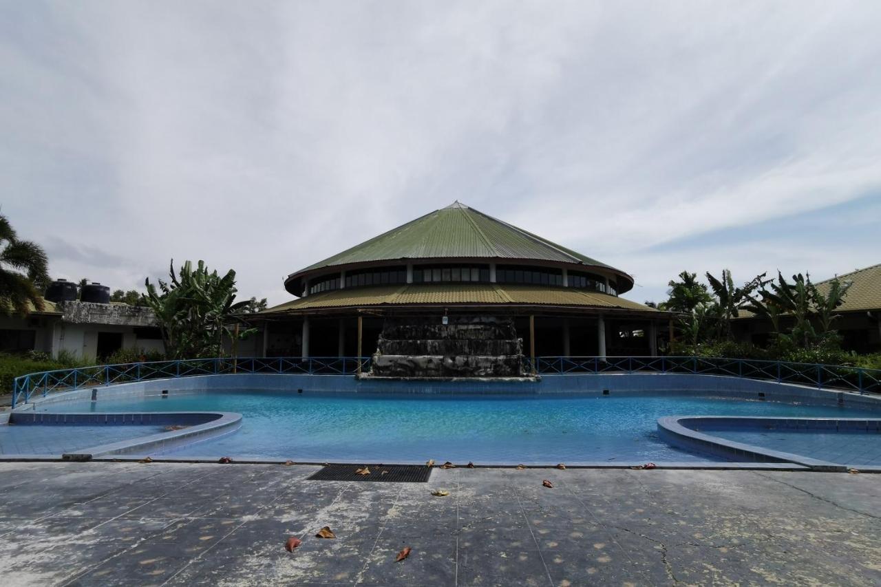 Oyo 89972 Borneo Paradise Beach Hotel Kinarut Exterior photo