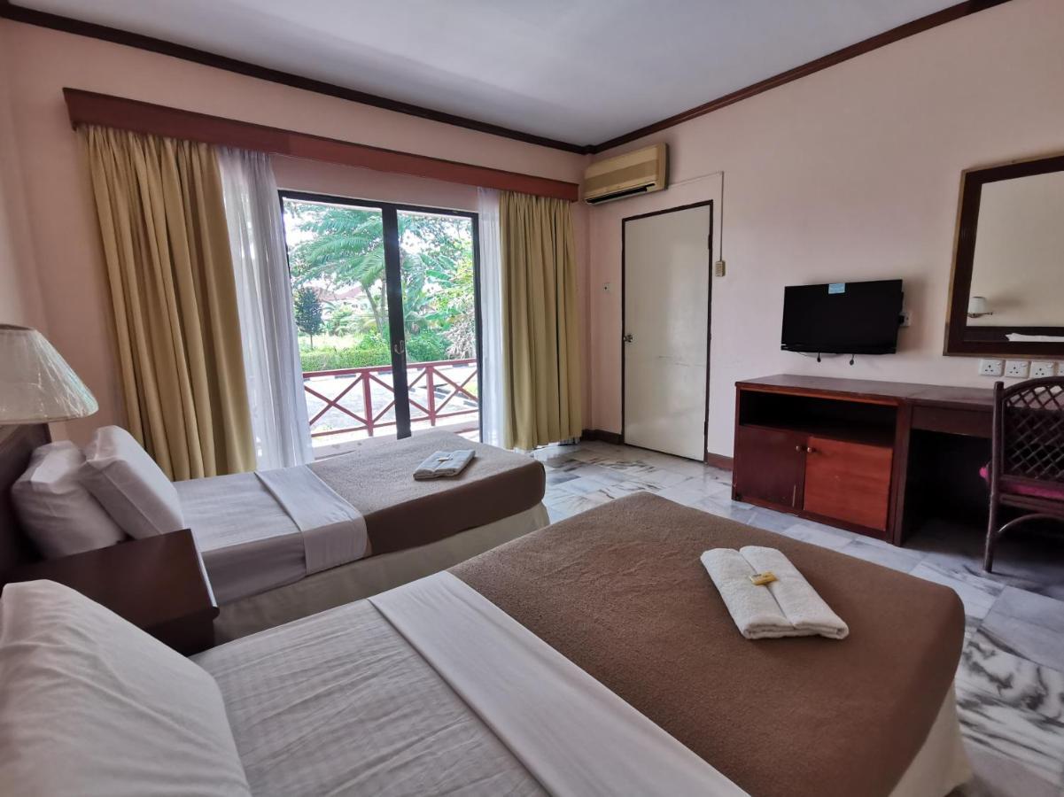 Oyo 89972 Borneo Paradise Beach Hotel Kinarut Exterior photo