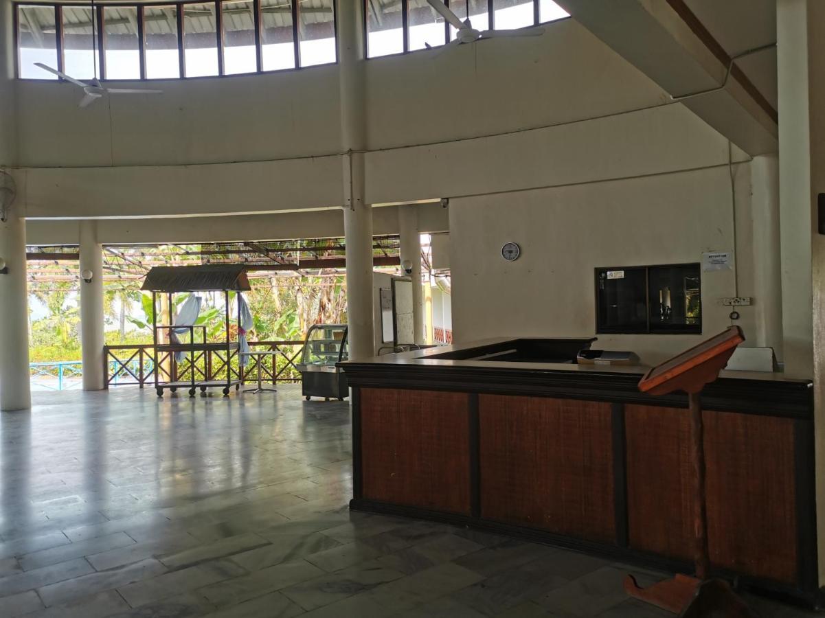 Oyo 89972 Borneo Paradise Beach Hotel Kinarut Exterior photo